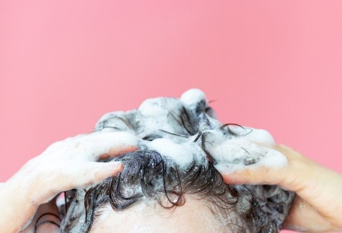 Czy robisz to dobrze? Jak prawidłowo stosować szampon do włosów?