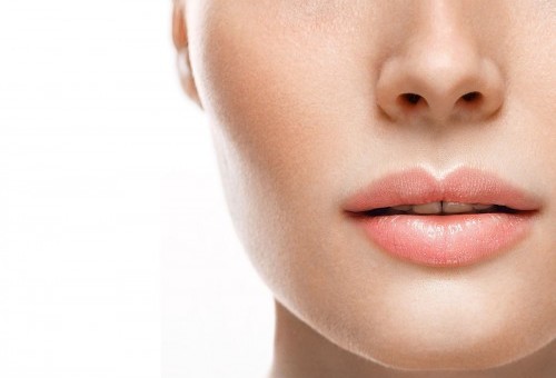 Jak naturalnie powiększyć usta? Poznaj metody polecane przez twórców kosmetyków